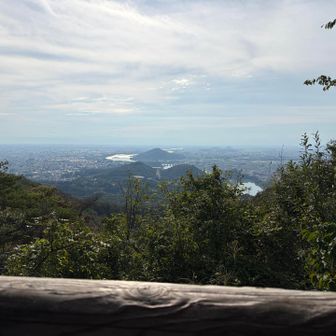 継鹿尾山山頂に展望台がありました。
こちらに休憩されていた方とお話しをさせて頂きました。その方が帰る私に水分大丈夫？私はあるからよかったらと声を掛けてくれました。
みなさんの親切が嬉しいです。
ありがとうございます。