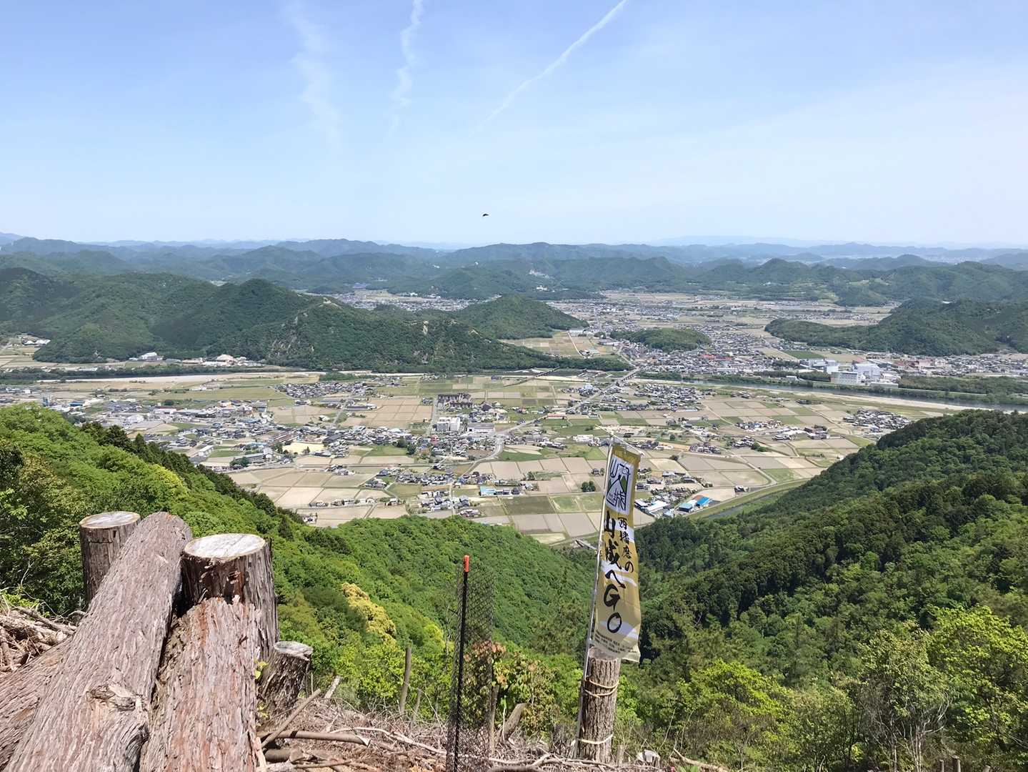 ここに来るまで祇園岳からの眺めがサイコー❗️と思ってたけど、ここは凄い❗️ひと味違う❗️
祇園岳からの眺めより、高さがあるのかなぁ。。
なんせ、めちゃくちゃ良い眺めです❗️😆✨
旦那さん「ほんま、気分は城主やなぁ」と言ってた。