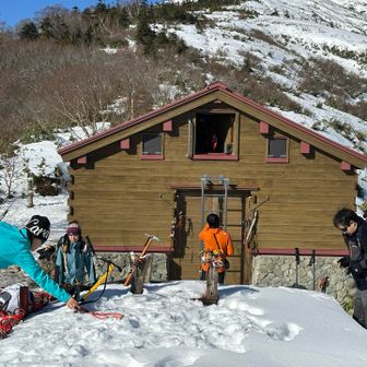 ハシゴ使って2階の窓から出入りする冬期小屋。
ワタクシは中を見学しなかったけど
トイレもあるとの事。