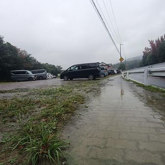 駐車場に帰ってきた
(^^)/
すっかり雨☔