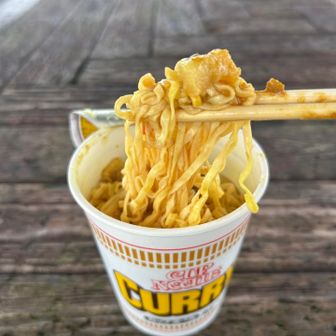 東屋でラーメン食べて温まる
