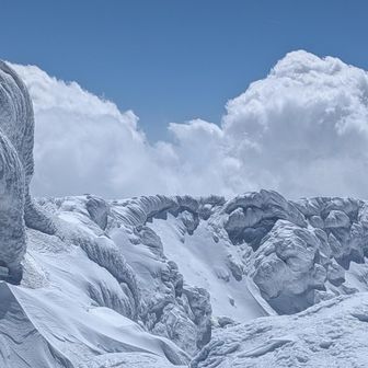 えっ。雪景色にこの雲かっこよすぎる！！そして七高山にいいとこいる🤭