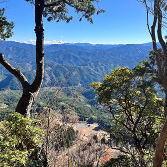 断崖絶壁からの眺め！
足がすくむ😅
はるか下に駐車場が見えている