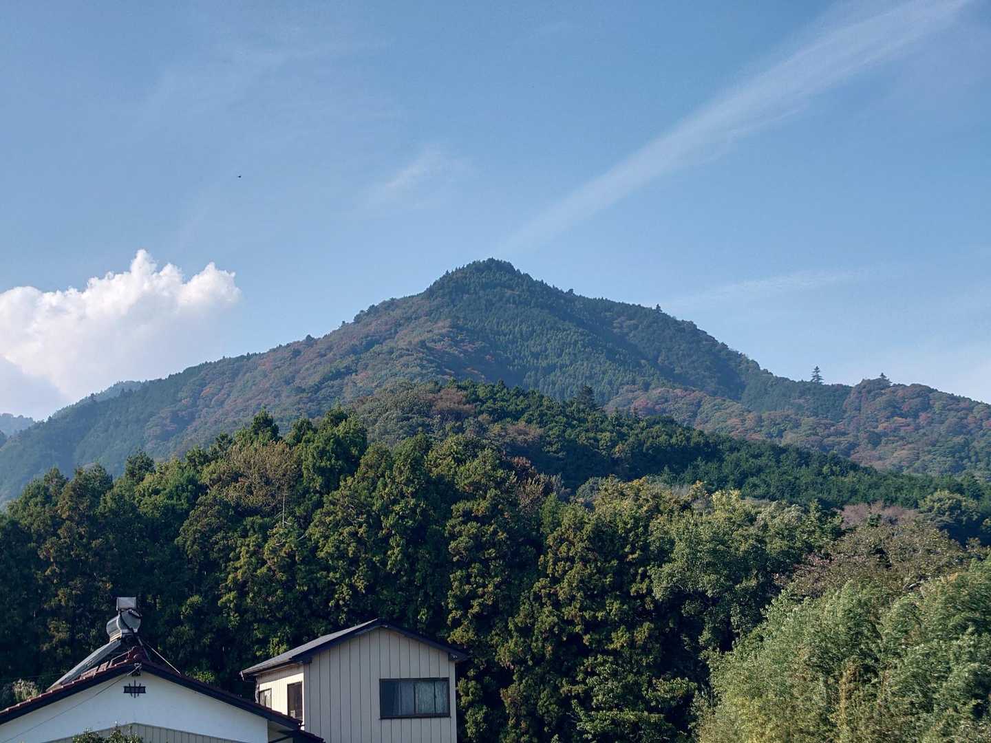 下界から望む鐘ヶ嶽。山頂付近の勾配が少し急に見えるのが心配💦