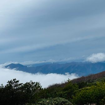 雌岳方面、、、雲もまた流れてもっと見えてきた