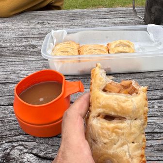 女子が、手作りアップルパイをふるまってくれた。甘すぎず、リンゴの風味がたっぷりでサクサクしておいしかった。