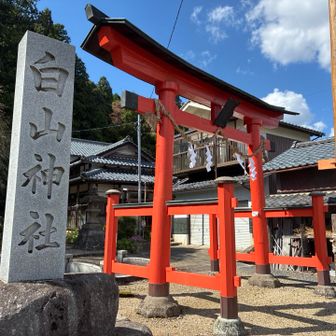 電動アシスト自転車借りて、どんぐり山の登山口へ。