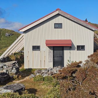 三嶺ヒュッテ、この日は20人ほどが泊まったようです。さすが人気の避難小屋。