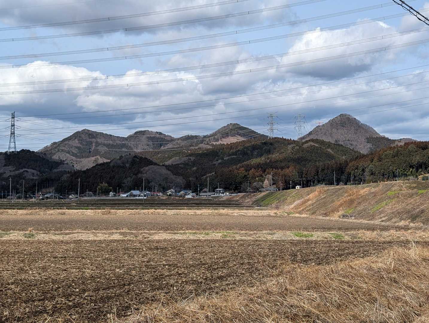 冒険活動センターの駐車場まで長いロードですが、
今日登ったお山や