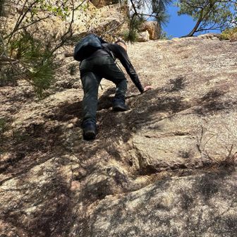 ゴルジュ道を出たところで、Tappanさんと出会いました。私の知らなかったB懸岩を案内してもらいました。
A懸岩を少しなだらかにした感じで、登りやすいです♪