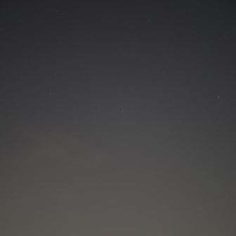 画面の真ん中にパンスターズ彗星。105mm/ISO800/F5.6/20秒。撮って出し。