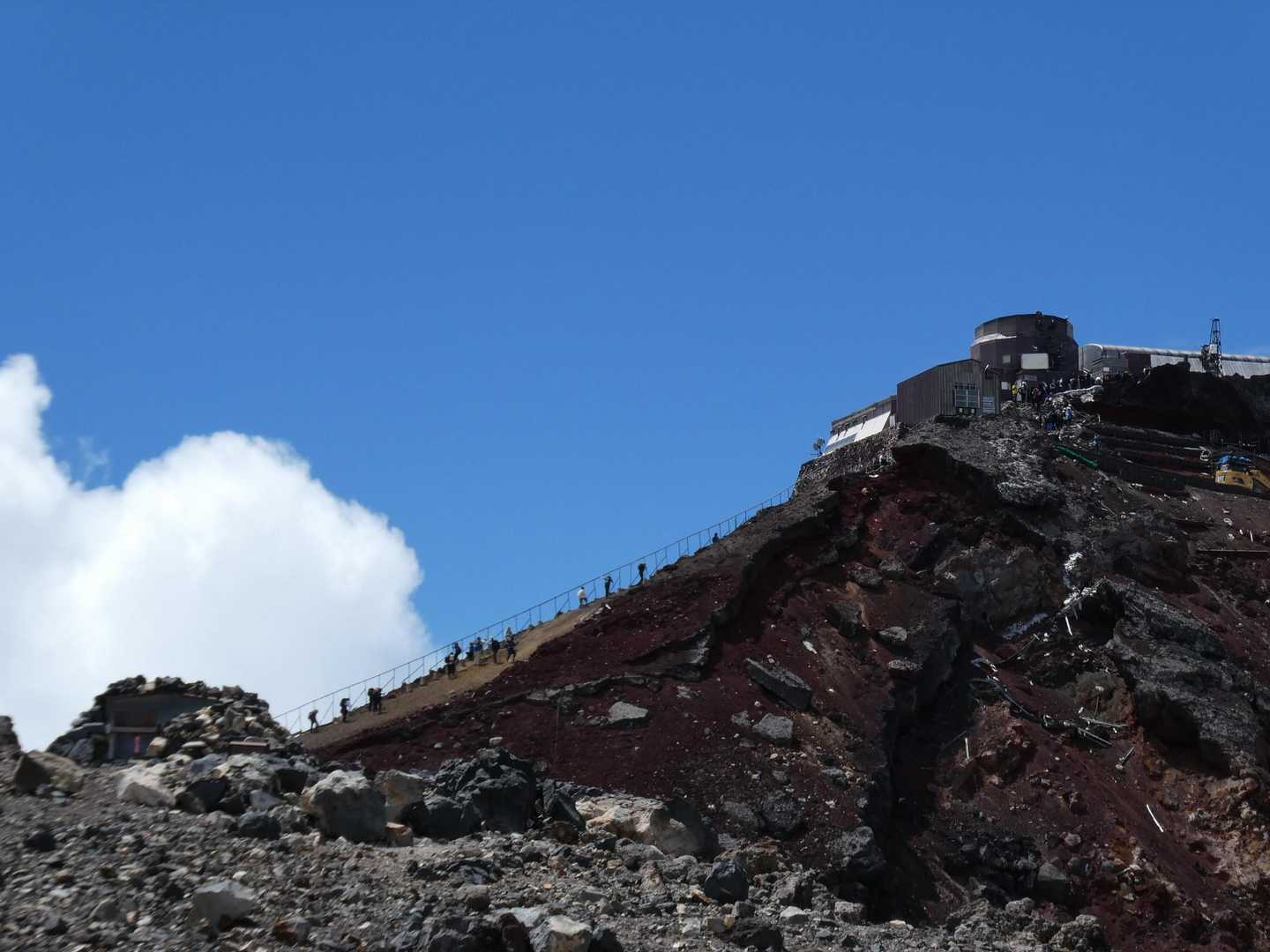 あれが剣ヶ峰ですね〜
遠目に見ても急登です