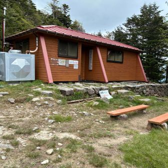 山頂手前の小屋