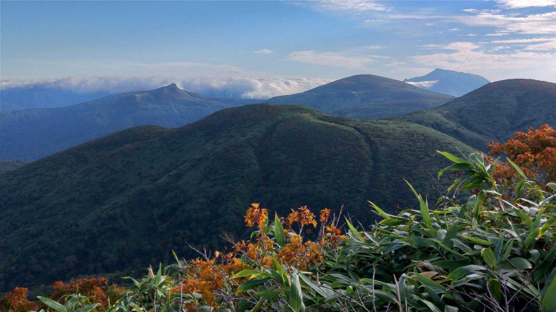 雲海に乳頭山と岩手山