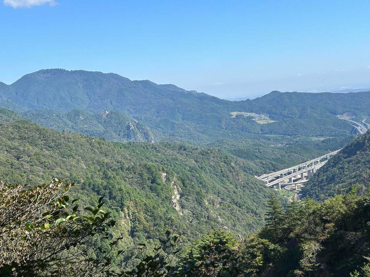 第二名神、野登山、手前の岩場は鬼ケ牙付近かな？