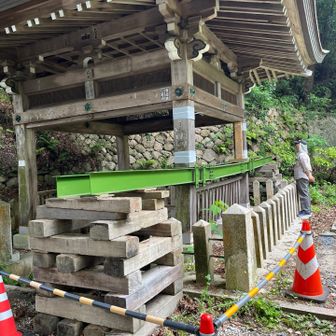 　手前の柱が上部の屋根を支えられず曲っています。