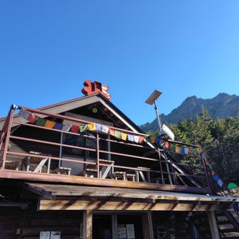 オーレン小屋と同じようにカラフルな🏳️が青空💙に棚引いている✨