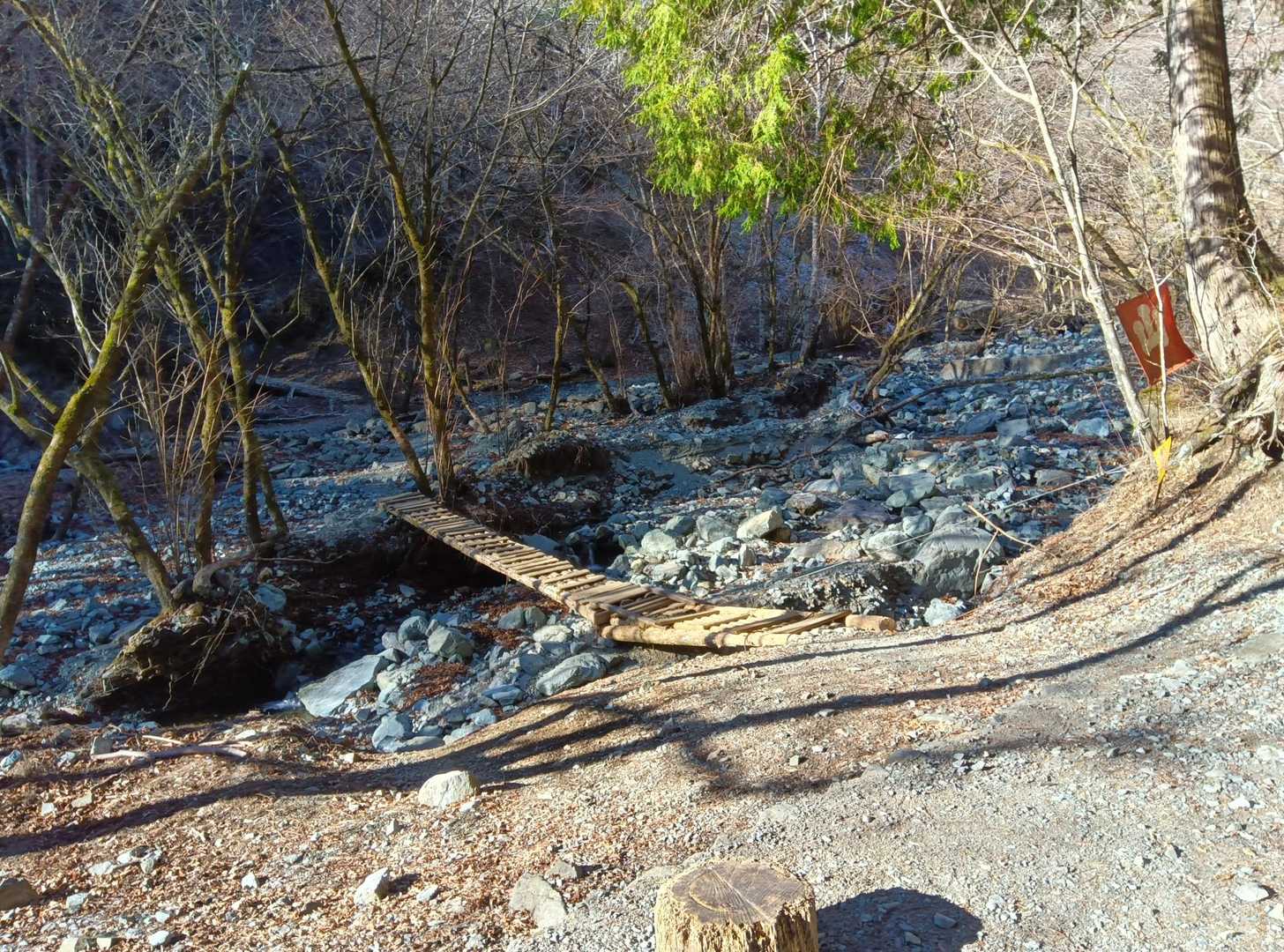 この橋を渡るとようやく登りへ。