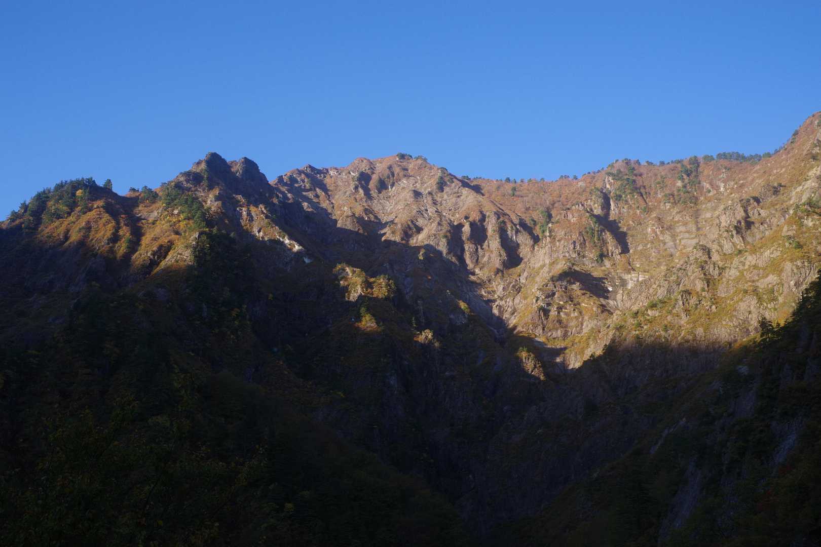 左のギザギザは山伏尾根かな