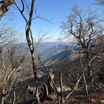 向こうに見えるのが鳥ノ胸山かなぁ。