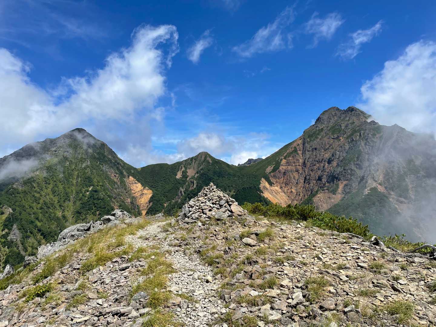 右手の赤岳の山容を直視して、本当に登れるのか心配に。