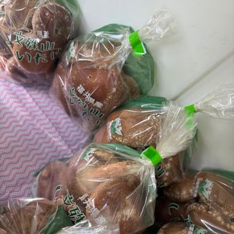 売っている文殊山椎茸。買いたかったけど、旅行中で諦める