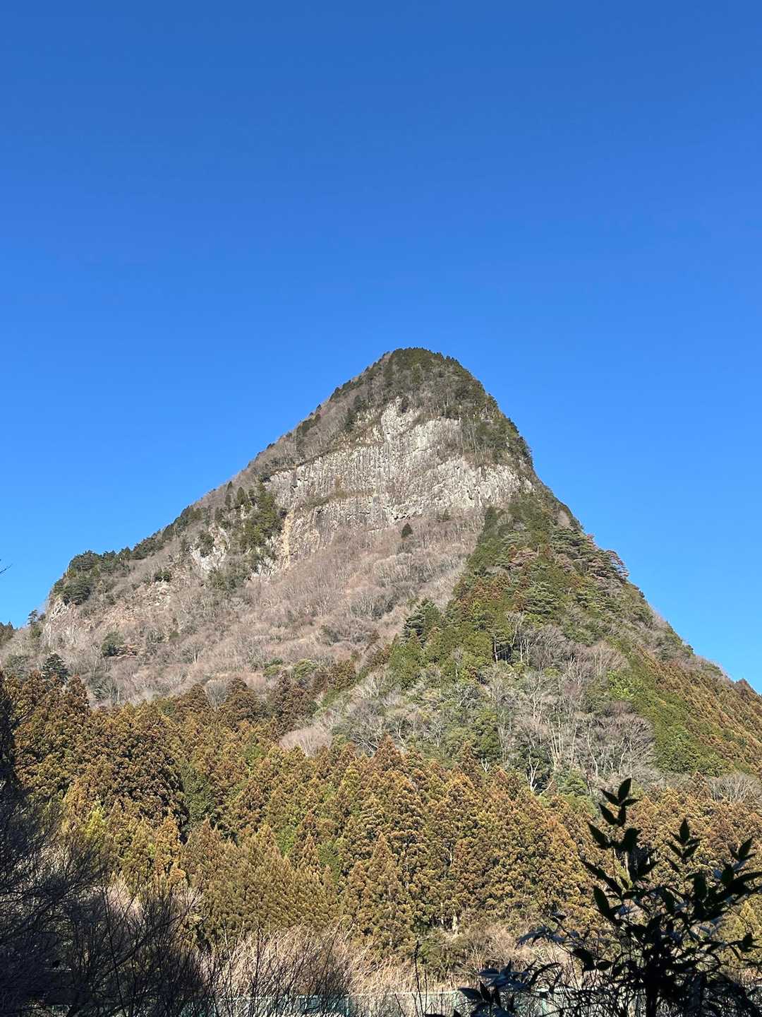 下山して正面から眺めた鎧岳
正面から眺めるとﾂﾝﾂﾝで
なんとも特徴的な山容ね😳

室生火山群に属し溶岩が
冷え固まって出来た柱状節理の
岩壁が特徴で国の天然記念物よ