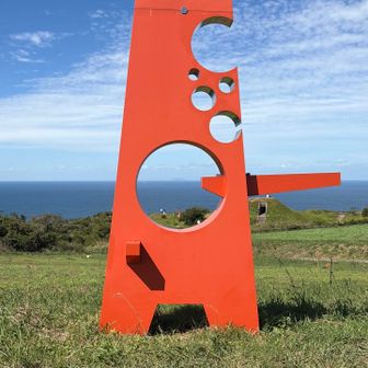 砲台跡のモニュメントと沖ノ島