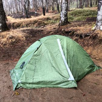 昨夜の雨・雹・雷騒ぎでテントはびしょ濡れ泥ハネだらけ