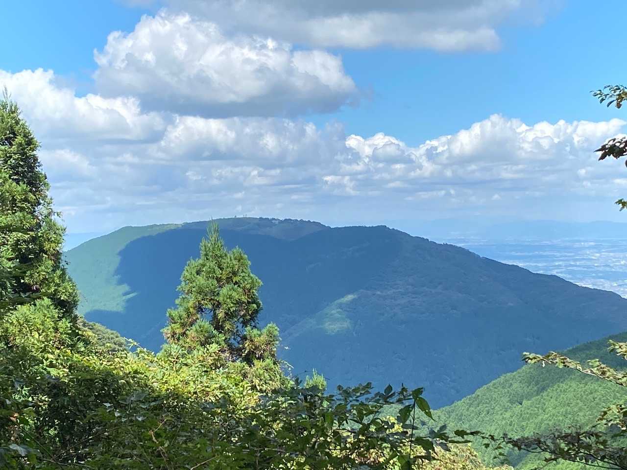 対峙する、大和葛城山。