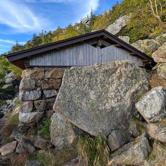 小屋着！
ホントに石積みなんですね。