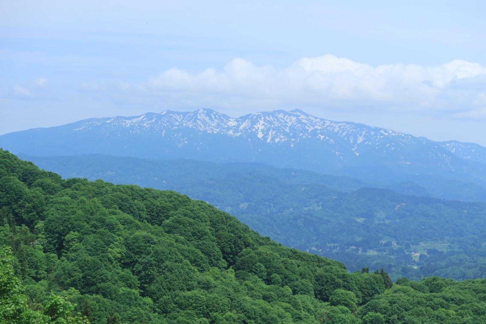 守門岳❗️
花立峠から少しだけ別ルートの方へ進んで、開けた場所へ。 遮るものなく良く見える
＼(^o^)／
