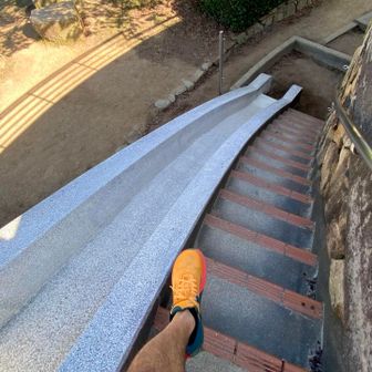 日ノ本の休みの日ゆえ、人の波多うて、周りの目を気にし申して滑り台より下ること叶わず…
無念ながら断念し、涙を呑んで階段より退き申した🥲