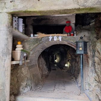 しゃがまないと進めない程の高さです