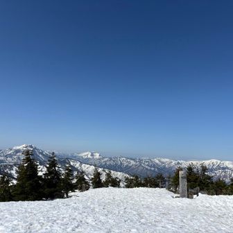 山頂の標柱と，燧，武尊，至仏，それに平ヶ岳．