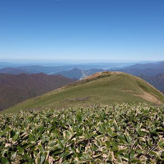 北の新潟方面を望む

周辺の山もなだらかで、地平線が丸く見えます