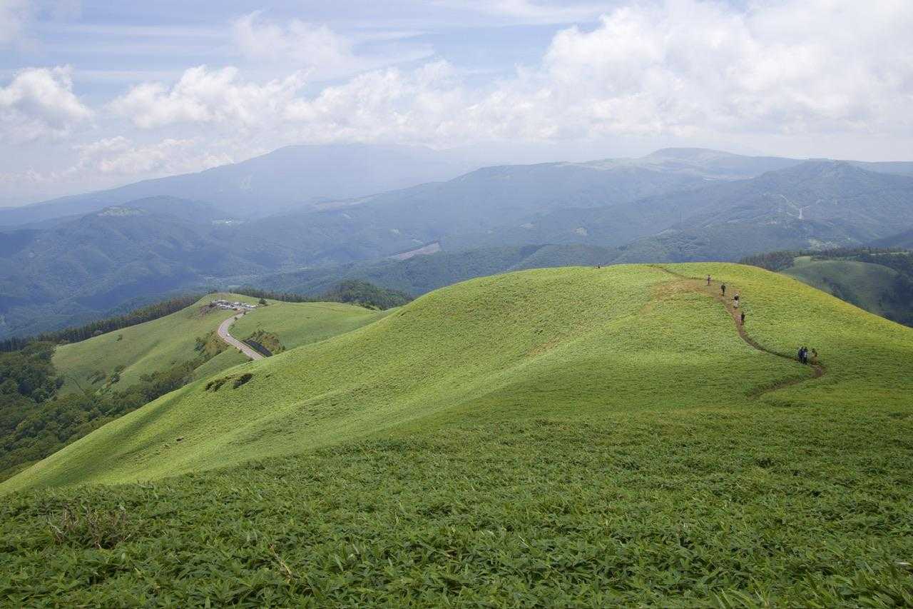 三峰駐車場から続く美しい道
