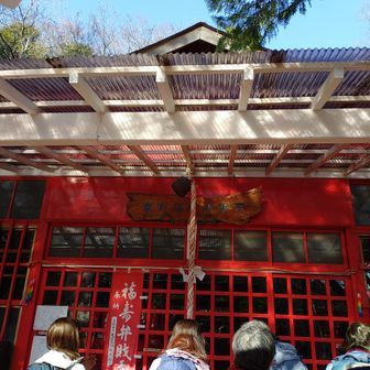 ガイドの説明が長そうなので、少し離れてお辞儀だけ。🙏