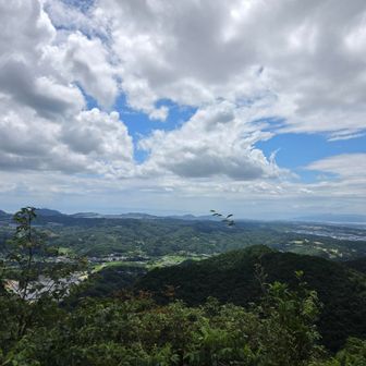 帝釈山山頂からの景色
淡路島と明石海峡大橋も見えますー👀
六甲縦走で歩いた旗振山、横尾山、高取山、菊水山、鍋蓋山が見えます⛰️⛰️

肉眼ではよく分からなかったが写真で見ると雲☁️がすごい😆⤴️