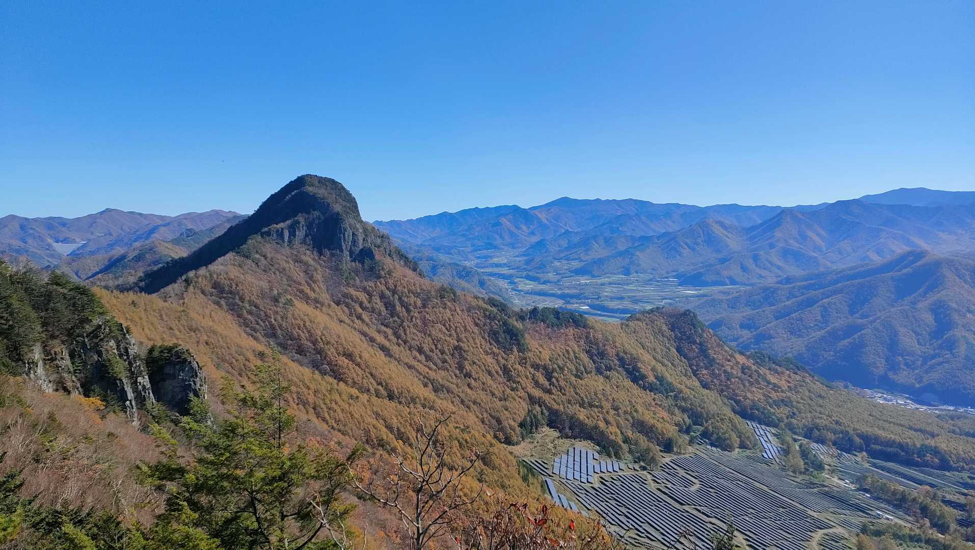 天狗山に戻ります。山頂近くは結構急に盛り上がってます。