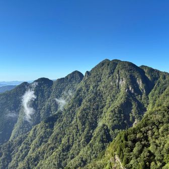 伯母谷覗 1567m
大普賢岳ファミリーが一望出来る特等席です。
ガスがあるが、竜がブレスを吐いている様に見えた🐉