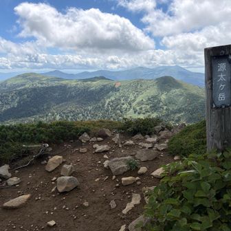 ちょっと下ったところに山頂標識。