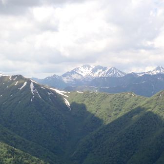 奥に幌尻岳とカール