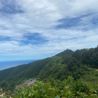 めちゃくちゃ多宝山が良く見える、下にはスカイライン。