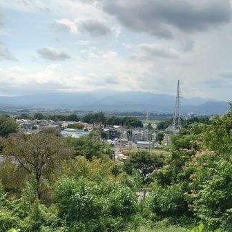 今日は、私がいつも見てる丹沢山塊を反対側から見てる。曇がかかっているけれど、丹沢主脈が見えるんだね🤩