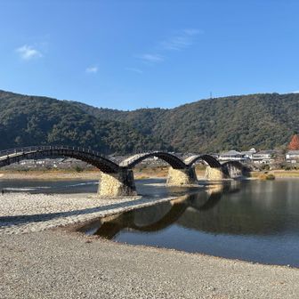 下山して岩国城へ🏯

錦帯橋渡ります(有料です)
何故か往復↔️の料金払っていた😅
帰りは錦帯橋は渡らないのに… 🤭
(錦帯橋・ロープウェイ・岩国城セットの料金の方がお得とか説明を受けロープウェイは乗らないので個々に払います… と、錦帯橋渡り始めてよく見たら「かえり入橋券」とか付いていた😆)