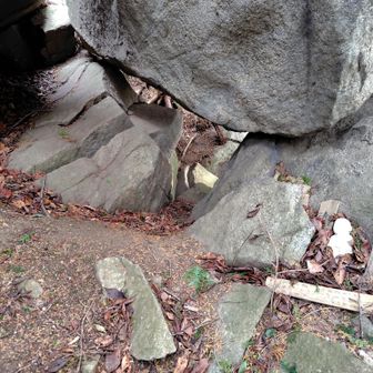 胎内くぐり、滋賀の三上山の岩場より狭い！