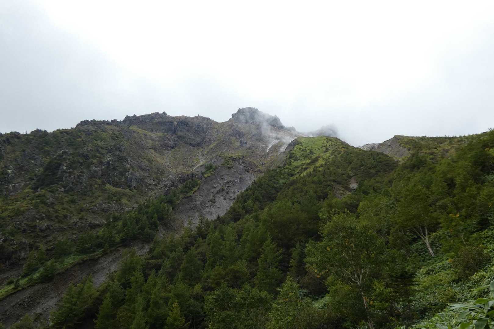 焼岳山頂が見えるポイントで振り返ってパチリ📸
雲多し☁️