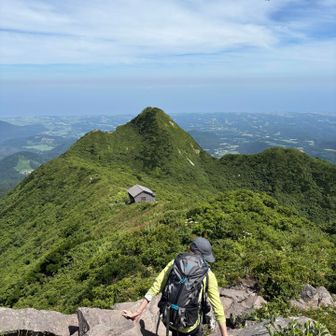 下山開始…疲れた足に追い討ちをかける下山道😆