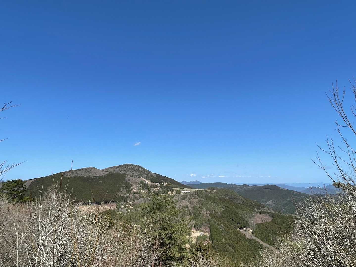 羅漢山は以前、板押峠から登ってるし、
スタート時間が遅いから、
今日は法華山とお花を見るだけの計画☝️